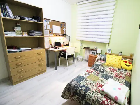 habitación individual con escritorio y armario