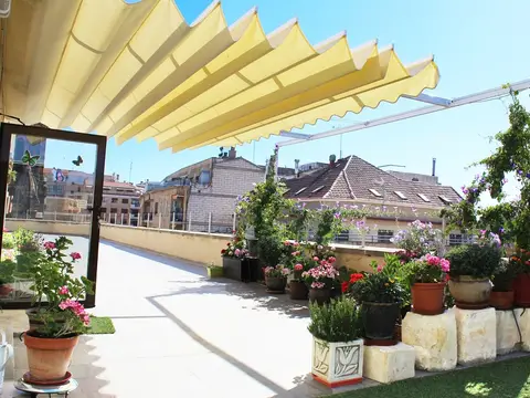 terraza con toldo y plantas sobre los tejados del centro de Salamanca
