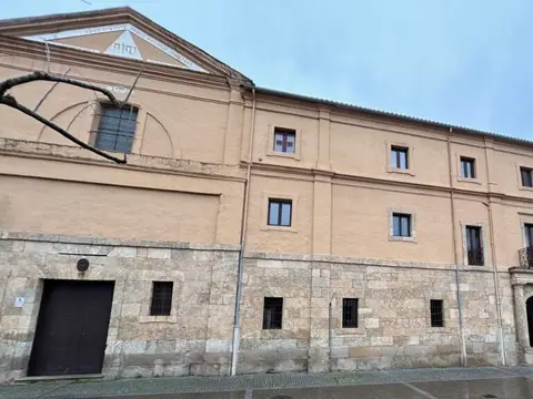 fachada del seminario diocesano, con la portada de piedra y el balcón central