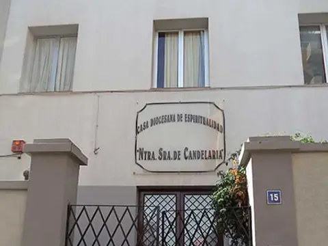 entrada de la casa, con el rótulo «Casa Diocesana de Espiritualidad Ntra. Sra. de Candelaria»