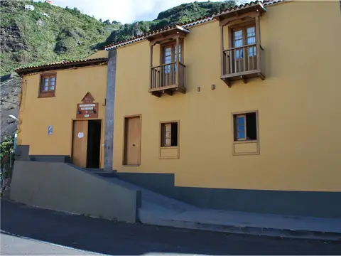 fachada de la casa, con sus balcones canarios, desde la calle
