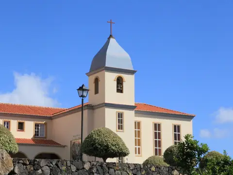 la iglesia del monasterio y su torre-campanario desde el camino