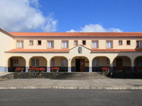 el cuerpo del monasterio con los soportales y la explanada de entrada