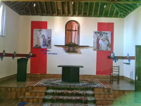 la capilla del «viejo monasterio», dentro de la Domus Betel, con el lema de la Fraternidad («Por ellos me consagro») en la pared