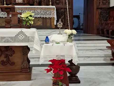 interior de la iglesia del monasterio, con el retablo y el altar