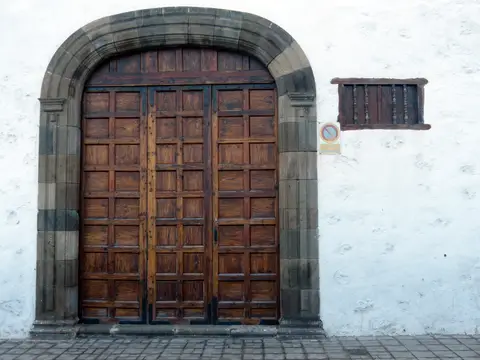 portón de entrada del monasterio