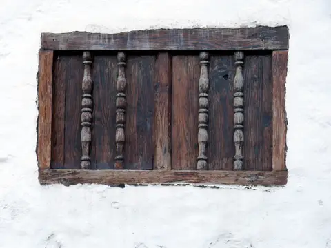 celosía de madera de una ventana del monasterio