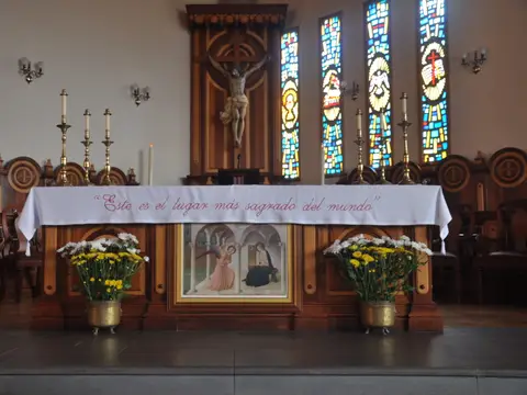 presbiterio y altar de la iglesia del monasterio