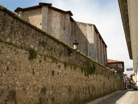fachada (entrada con verjas, soportal)