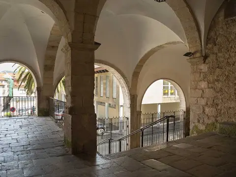 entorno (muralla y ábside desde la calle)