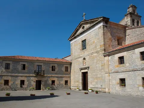 fachada (iglesia y ala del convento)