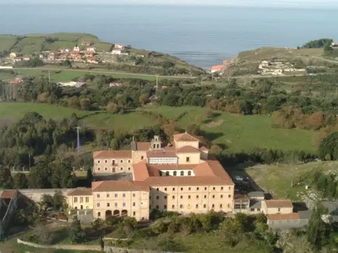 entorno (vista aérea con la costa al fondo)