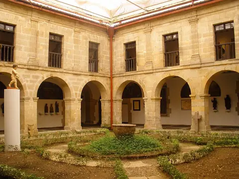 claustro (patio con jardín y fuente)