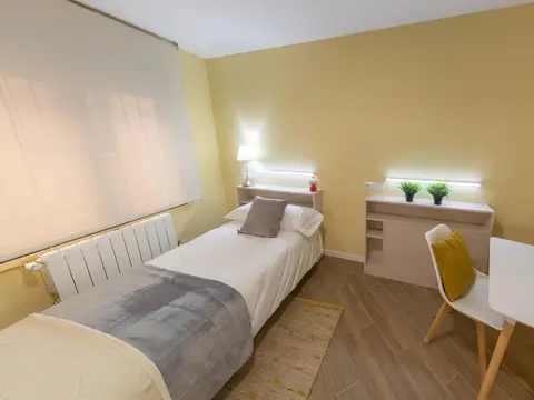 habitación premium, con cama, escritorio y baño propio