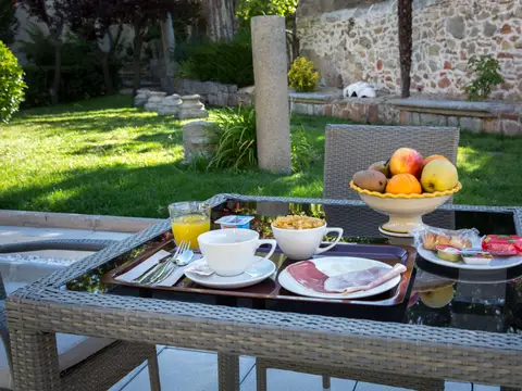 desayuno servido en el jardín interior