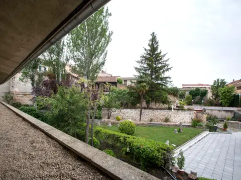 la terraza cubierta que da al jardín de la casa
