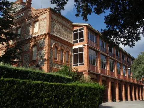 fachada principal de la casa desde el jardín