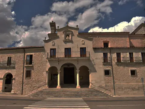 fachada del santuario con la escalinata y los soportales, al atardecer