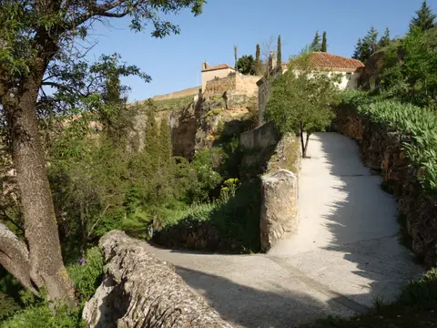 el huerto del convento, con la ermita y las tapias al fondo