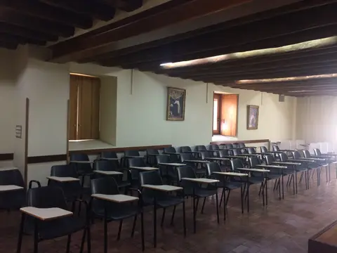 una de las salas de conferencias, con techo de vigas de madera