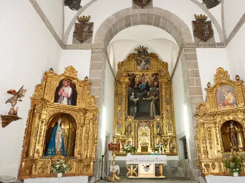 la iglesia del monasterio, con el retablo mayor