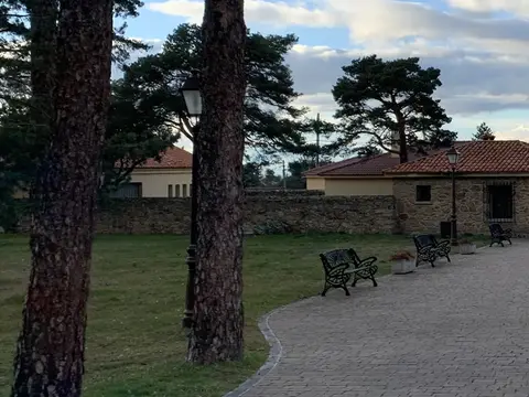 el patio empedrado y los edificios de piedra de la finca