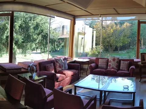 la sala de estar con biblioteca y chimenea