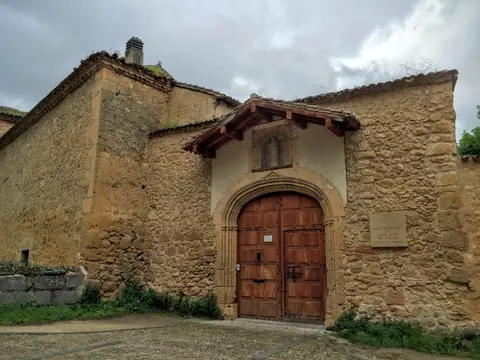 la portada de entrada al recinto del monasterio