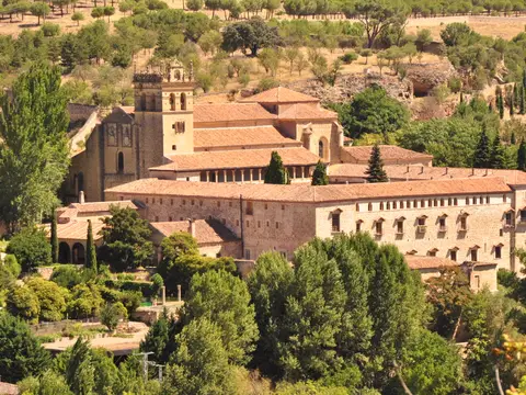 vista del conjunto del monasterio desde el otro lado del Eresma