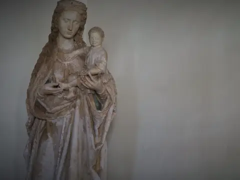 talla en piedra de la Virgen con el Niño en el interior del monasterio