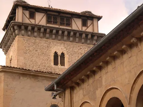 la torre y la arquería del monasterio