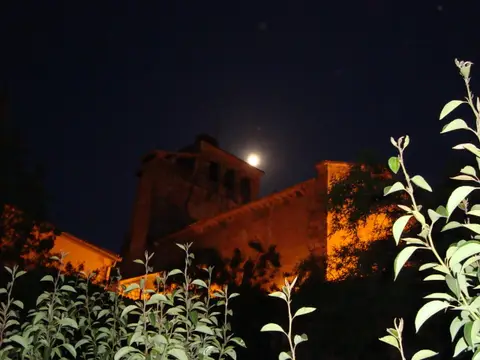el monasterio de noche, con la luna sobre la espadaña