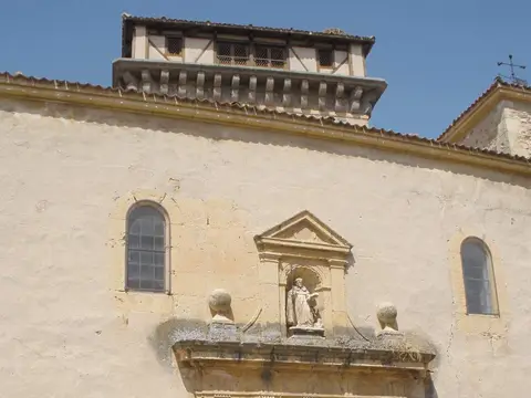 la portada de la iglesia del monasterio