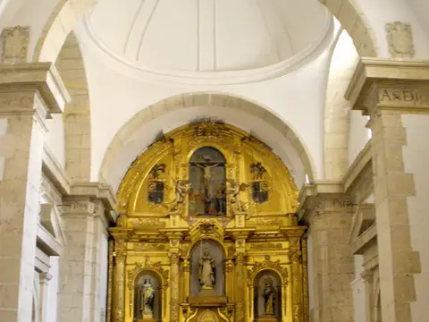 el interior de la iglesia, con el retablo mayor