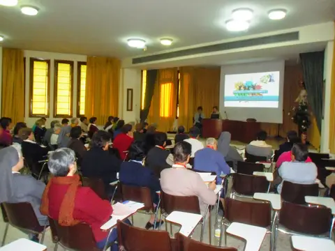 salón de encuentros de la casa durante una charla