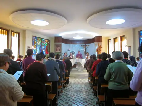capilla de la casa durante una eucaristía