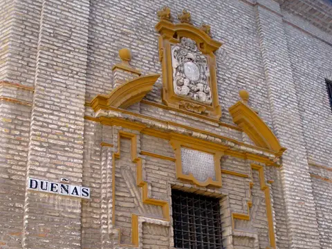 portada de la iglesia del convento en la esquina de la calle Dueñas