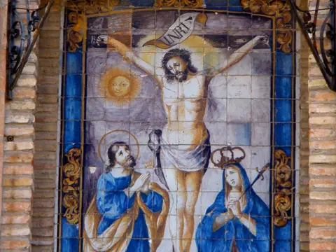 retablo cerámico del Crucificado en el muro del convento