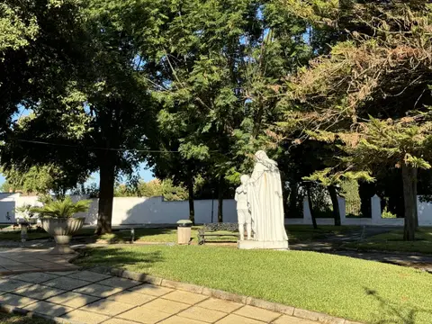 jardín con estatua