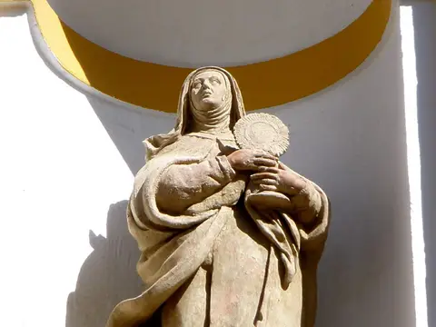 escultura sobre la portada del convento