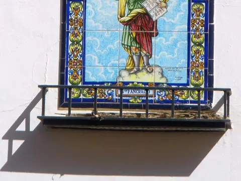 retablo cerámico en el muro del convento
