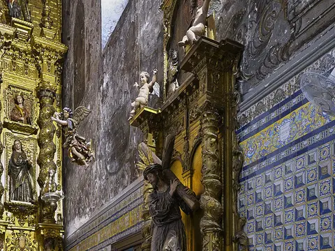 presbiterio de la iglesia del convento con zócalo de azulejos