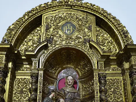 retablo dorado del interior de la iglesia del convento