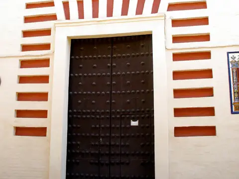 portada de acceso al convento en la calle Santa Ana