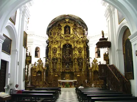 interior de la iglesia con el retablo mayor de Cayetano da Costa