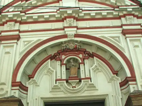 portada barroca del convento con hornacina