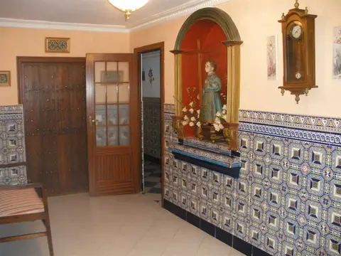 pasillo interior con zócalo de azulejos y hornacina