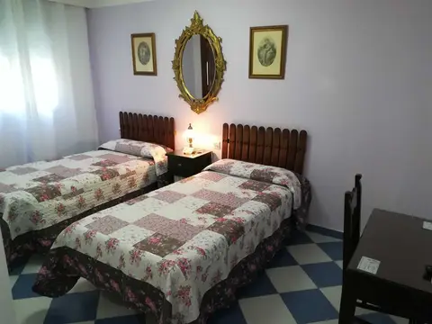 habitación doble con mobiliario restaurado del convento