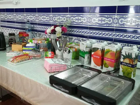 sala-comedor con el desayuno buffet