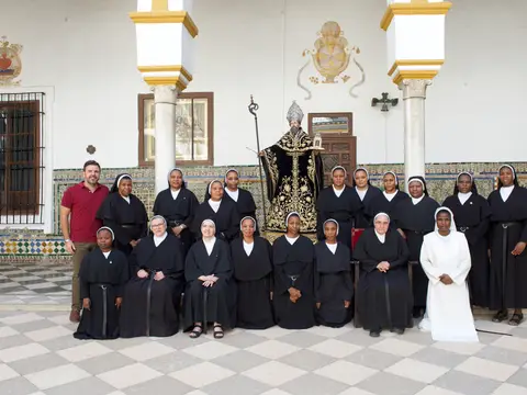 comunidad de monjas agustinas en una sala del convento con zócalo de azulejos